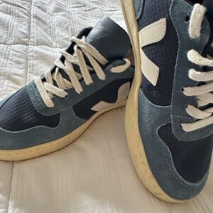 Veja Navy & Blue Suede Sneakers Women’s Size 7